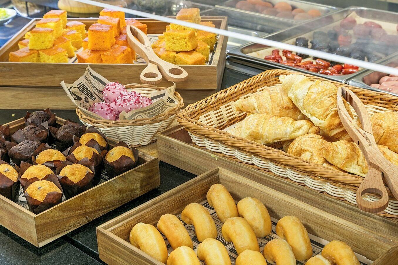 Eine Bäckertheke mit verschiedenen Backwaren.