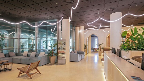 A modern lobby with a reception desk, seating areas, and large windows. - Cullera Holiday Hotel (Cullera)