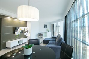 Frigobar, cofres nos quartos, escrivaninha, cortinas blackout