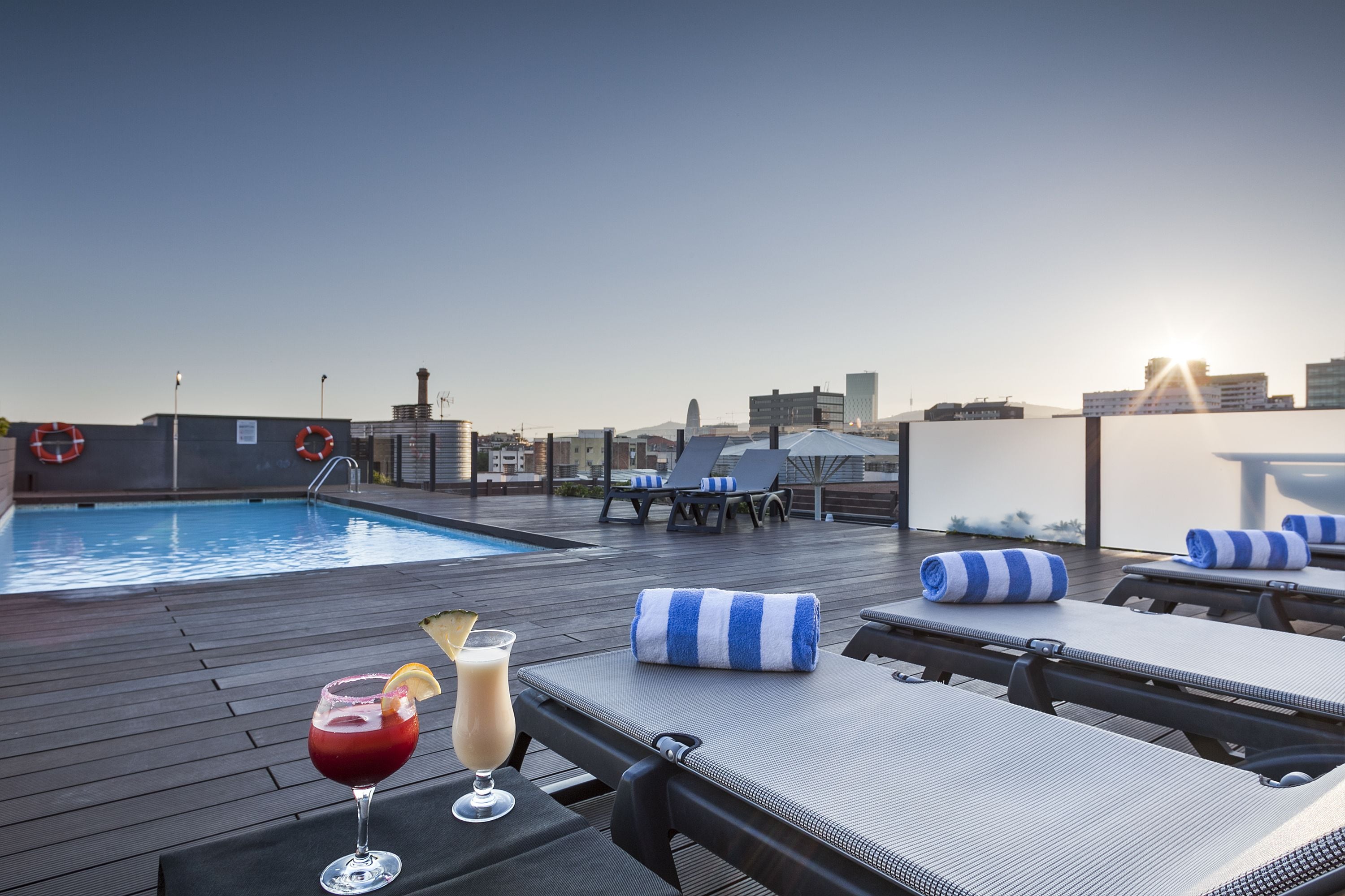 Piscine extérieure (ouverte en saison), chaises longues