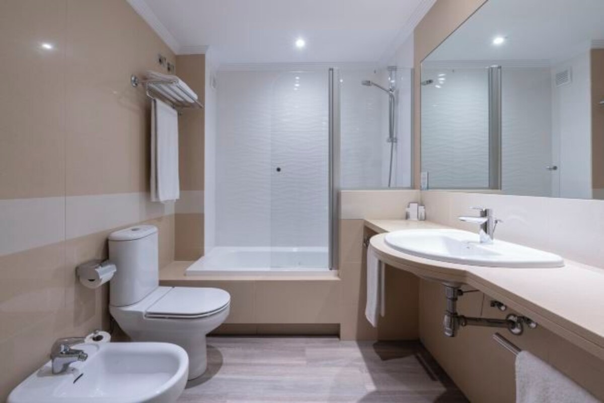 Bathtub, deep soaking tub, free toiletries, hair dryer