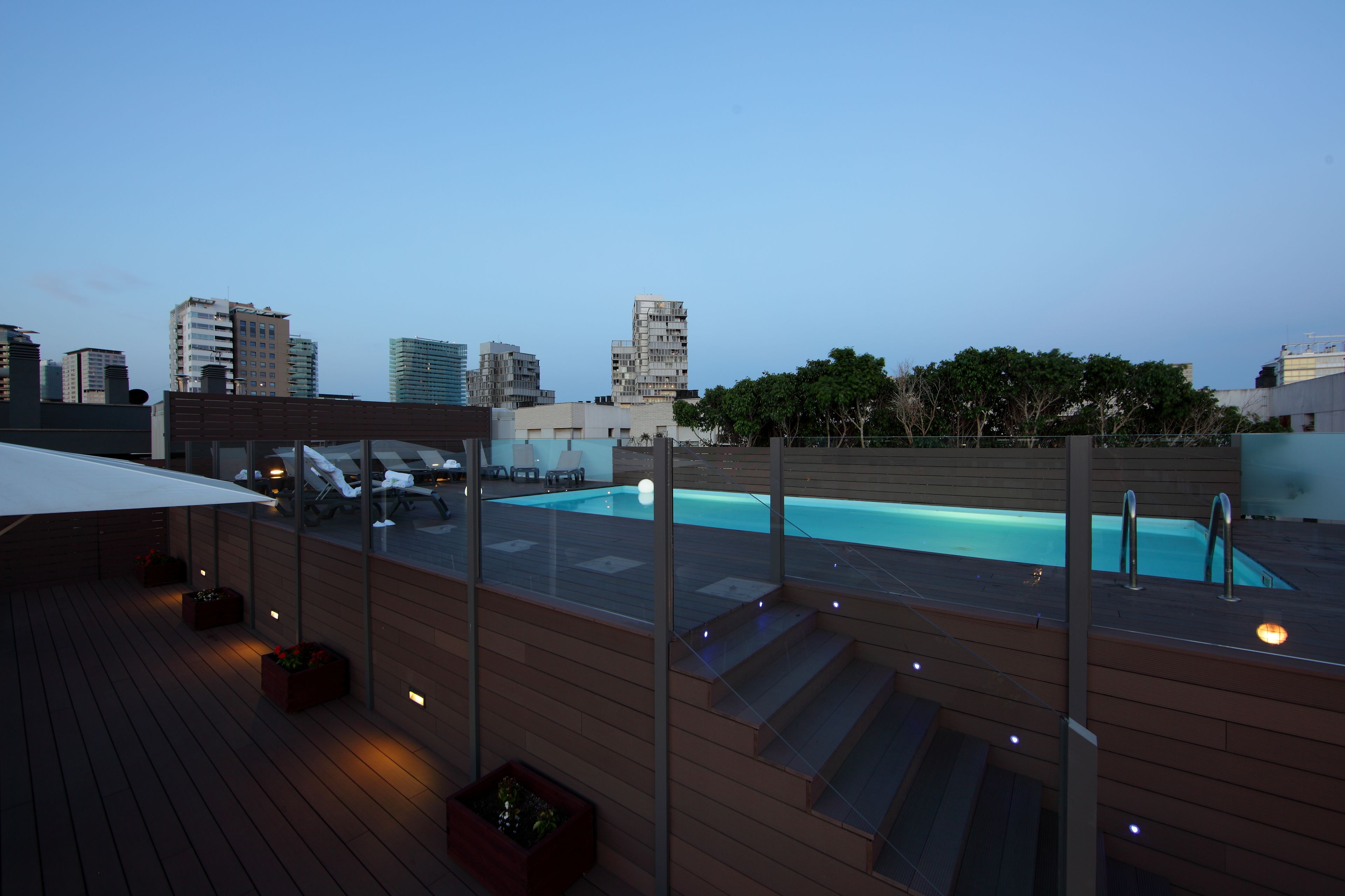 seasonal outdoor pool, pool loungers