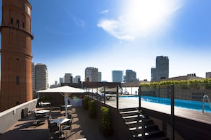 Seasonal outdoor pool, pool loungers - Hotel Attica21 Barcelona Mar (Barcelona)