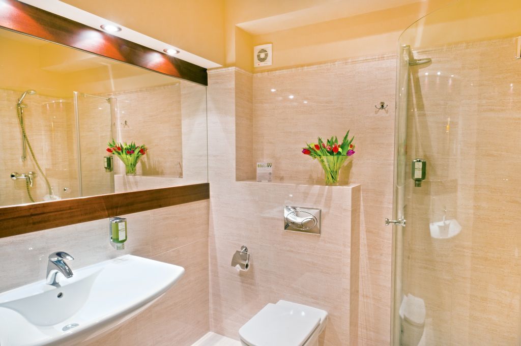 double or twin room | bathroom | shower, free toiletries, hair dryer, bathrobes