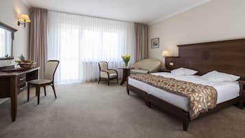 Minibar, coffres-forts dans les chambres, bureau