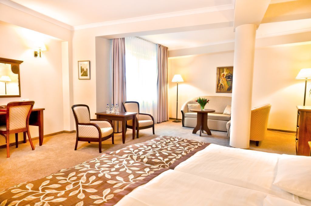 deluxe double or twin room | minibar, in-room safe, desk, cots/infant beds