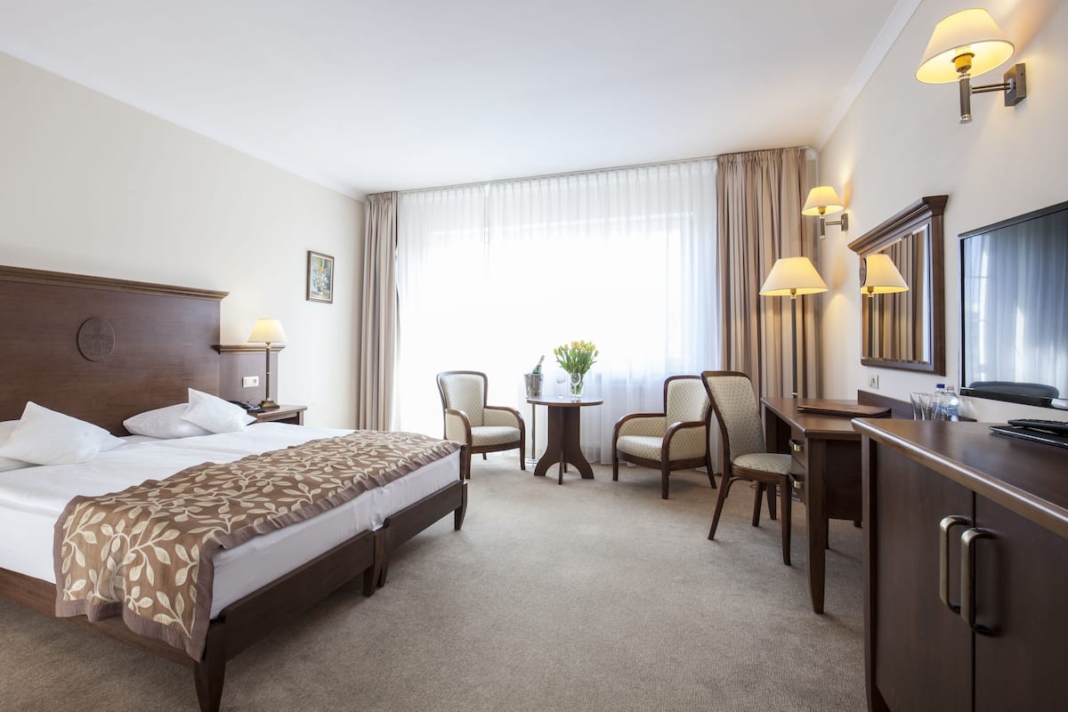 Deluxe kamer, 1 twee- of 2 eenpersoonsbedden | Een minibar, een kluis op de kamer, een bureau, babybedden