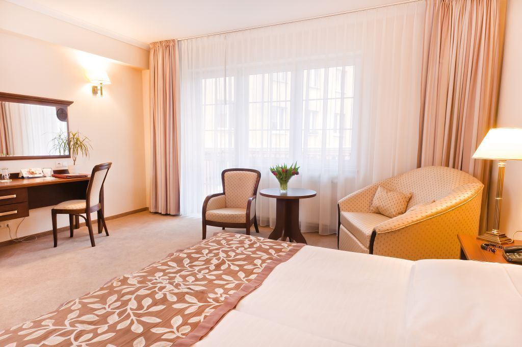 deluxe double or twin room | minibar, in-room safe, desk, cots/infant beds