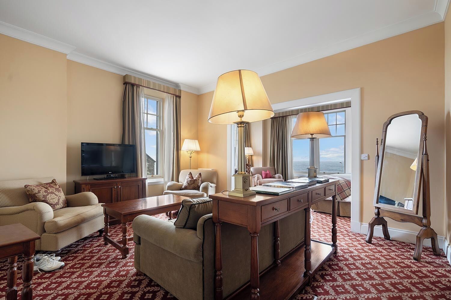 suite | egyptian cotton sheets, hypo-allergenic bedding, in-room safe, desk