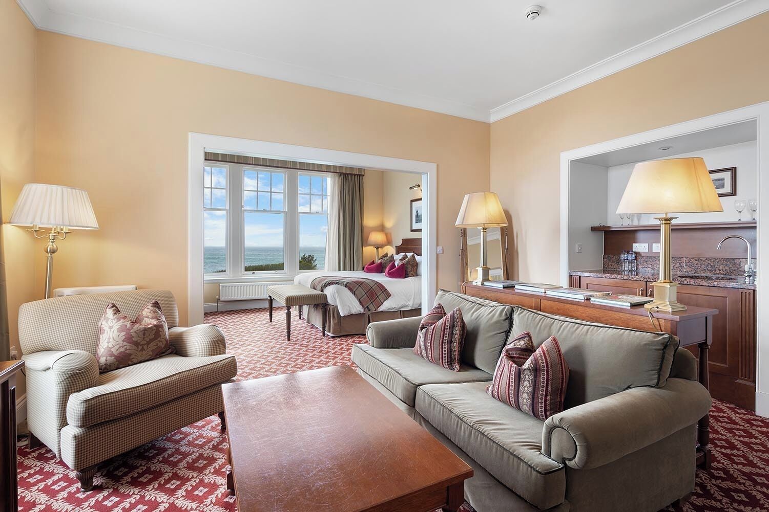 suite | egyptian cotton sheets, hypo-allergenic bedding, in-room safe, desk