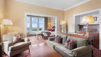 Suite | Egyptian cotton sheets, hypo-allergenic bedding, in-room safe, desk