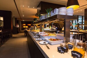 Se ofrece un desayuno bufé (28 EUR por persona)