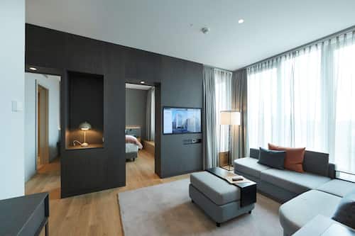 行政套房 | 高档床上用品、Select Comfort 床、客房内保险箱、办公桌