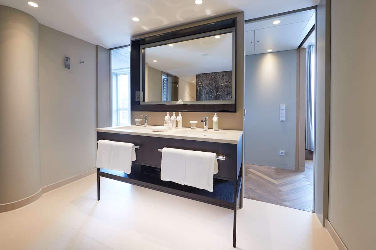 grand suite | bathroom | free toiletries, hair dryer, bathrobes, towels