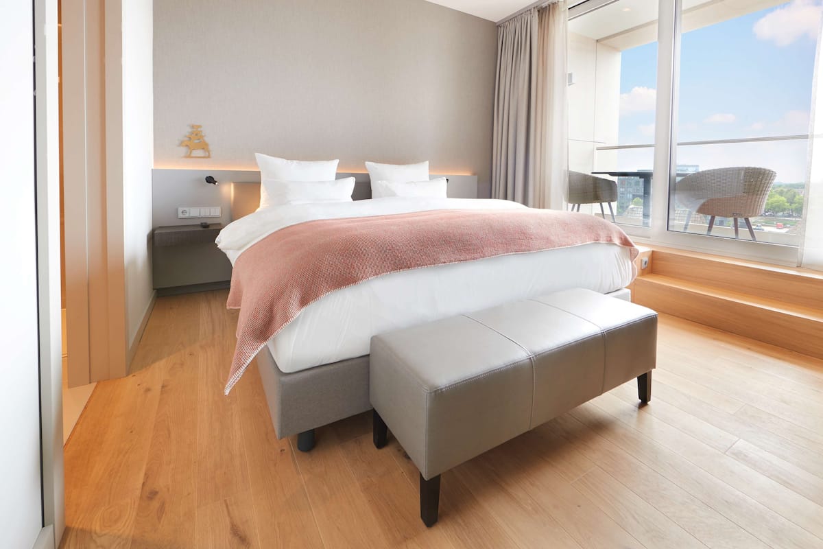 executive suite | premium bedding, select comfort beds, in-room safe, desk