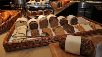 En buffé med olika sorters bröd och bakverk.