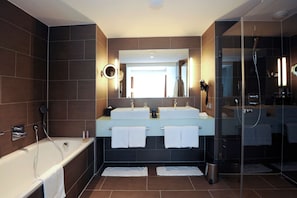 Suite | Bathroom | Free toiletries, hair dryer, bathrobes, towels