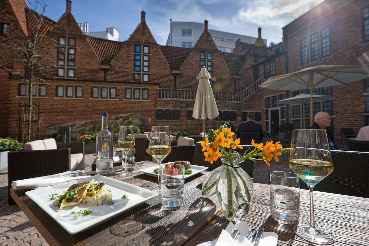 breakfast, lunch and dinner served