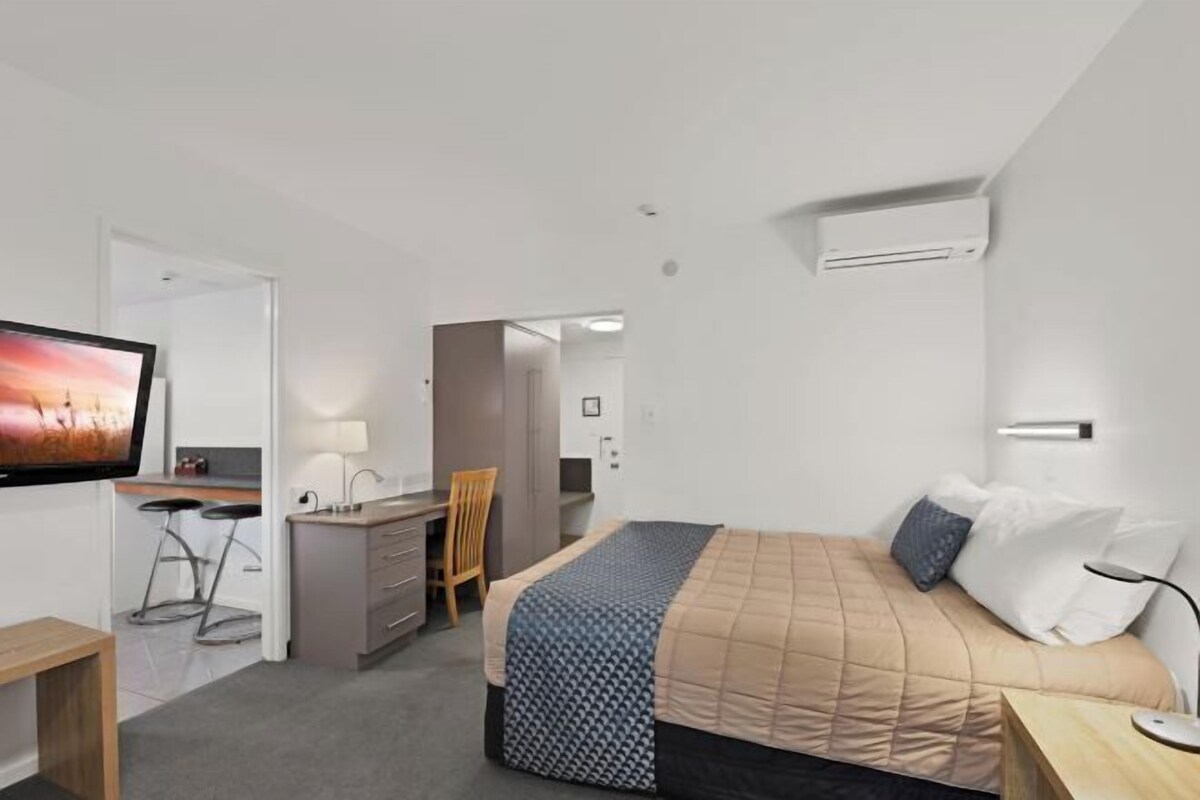 Desk, soundproofing, iron/ironing board, WiFi (free)