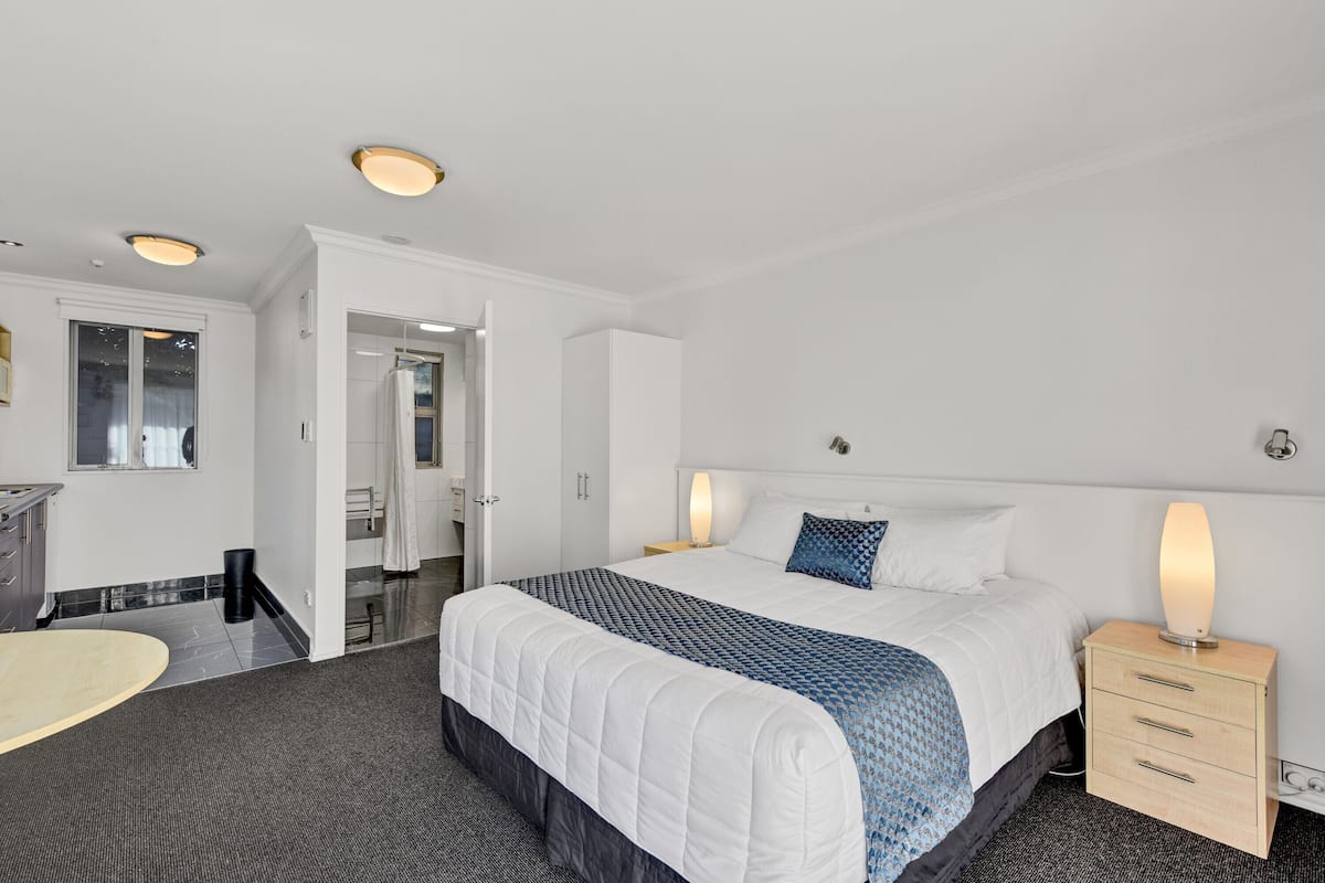 Superior Studio, 1 King Bed, Accessible