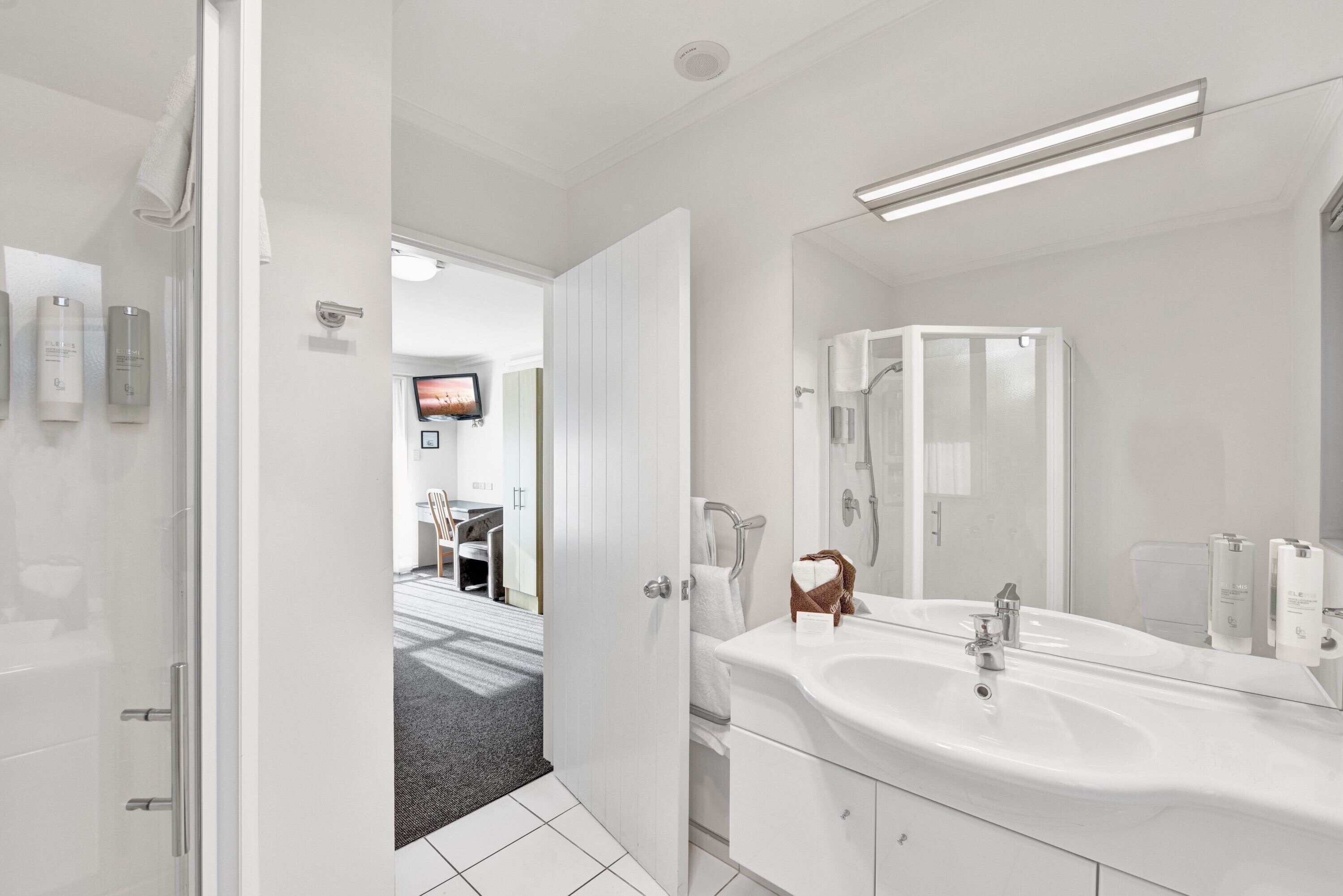 rainfall showerhead, free toiletries, hair dryer, towels