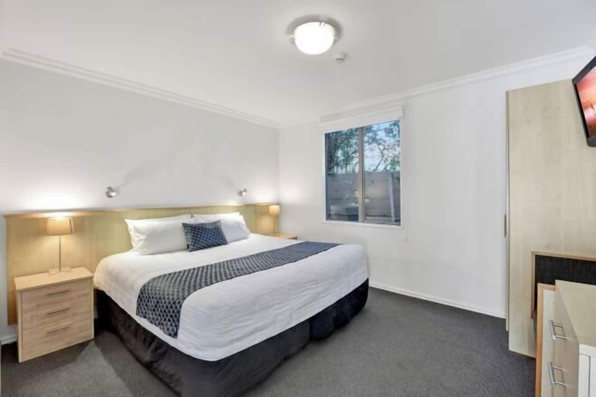 Desk, soundproofing, iron/ironing board, free WiFi