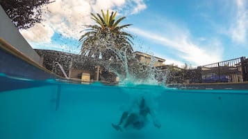 Piscina all'aperto, una piscina riscaldata, lettini