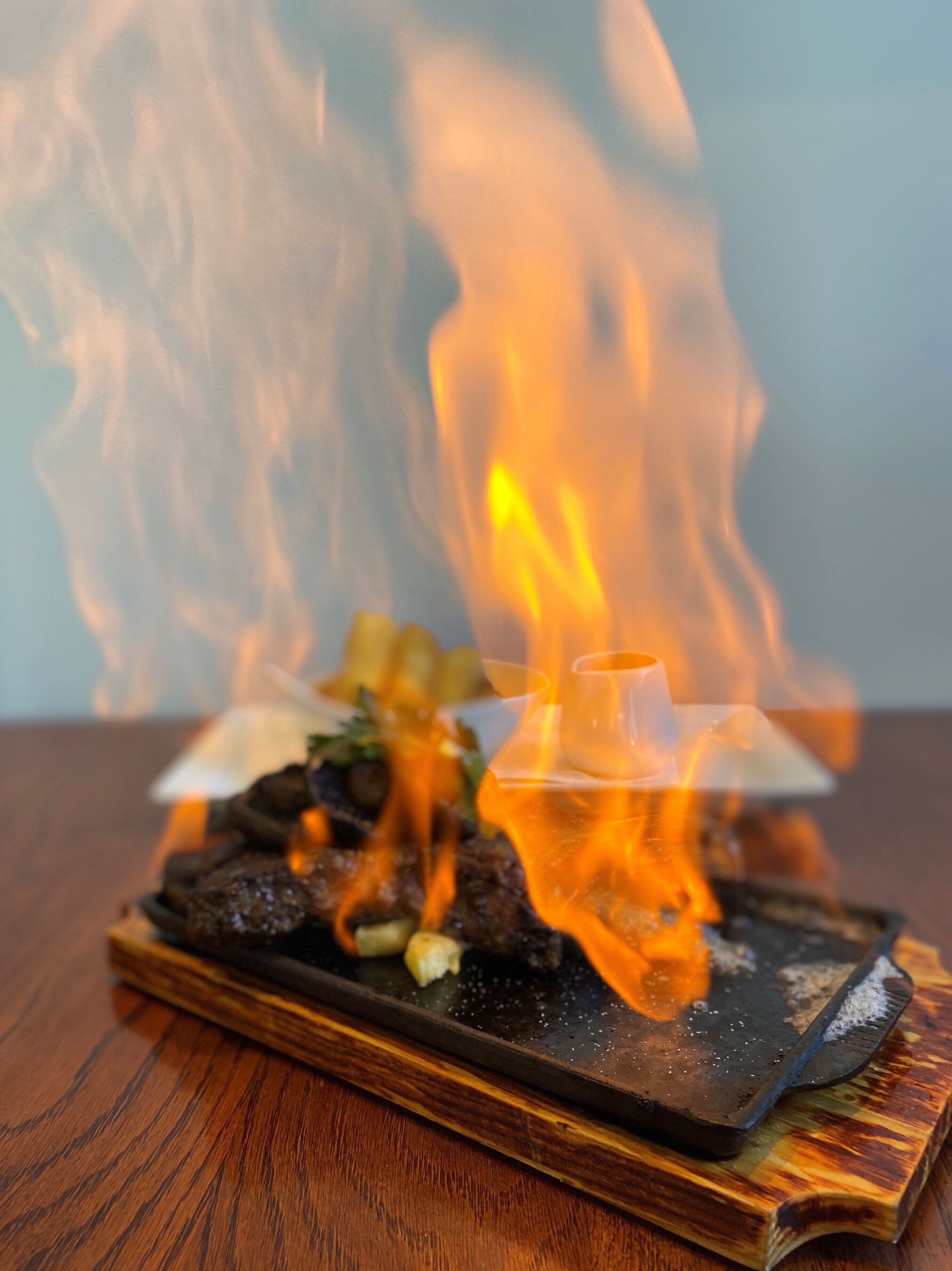 Ein Gericht mit Speisen und einem Glas auf einem Holztisch.