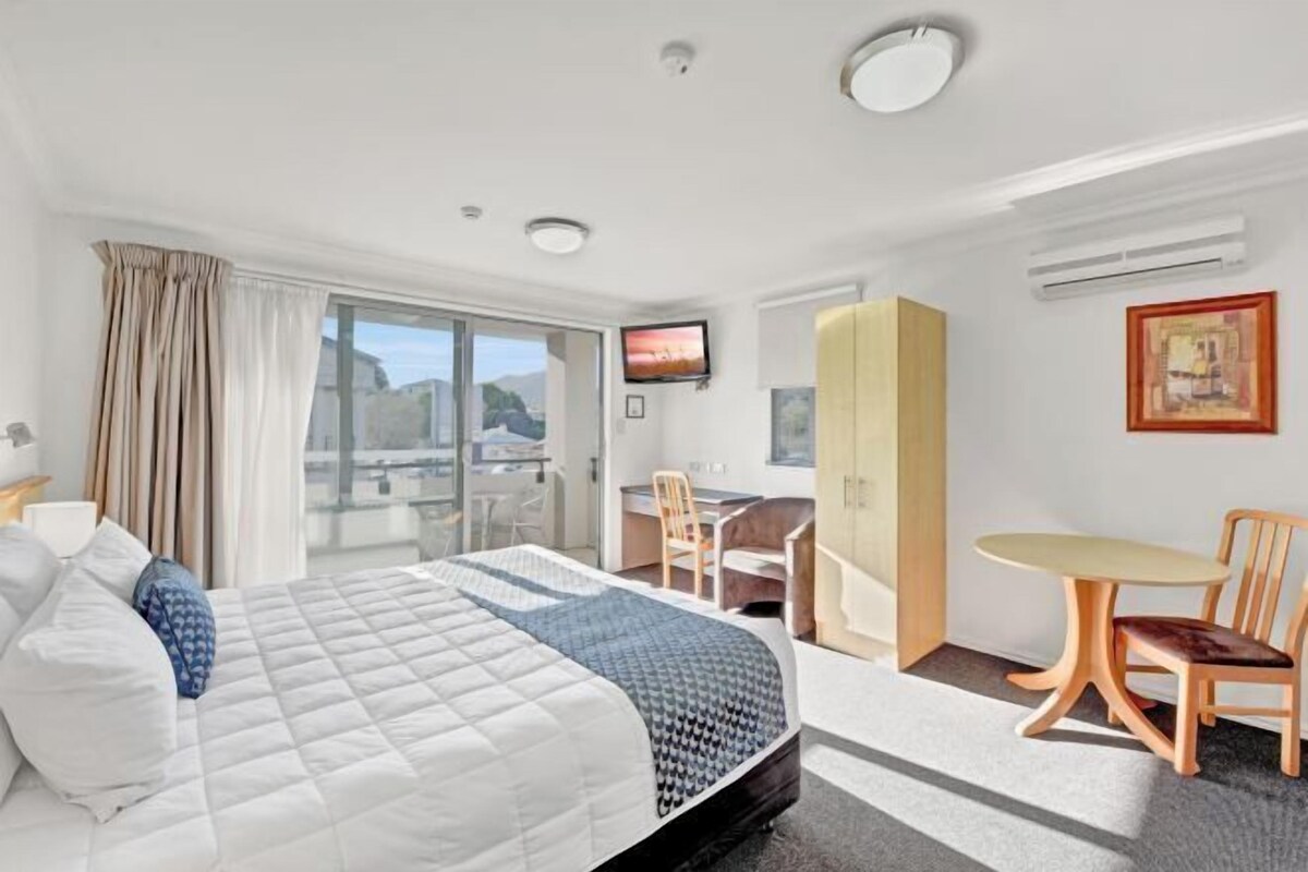 Desk, soundproofing, iron/ironing board, WiFi (free)