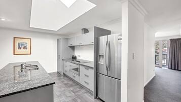 Executive Apartment, 4 Bedrooms | Private kitchen