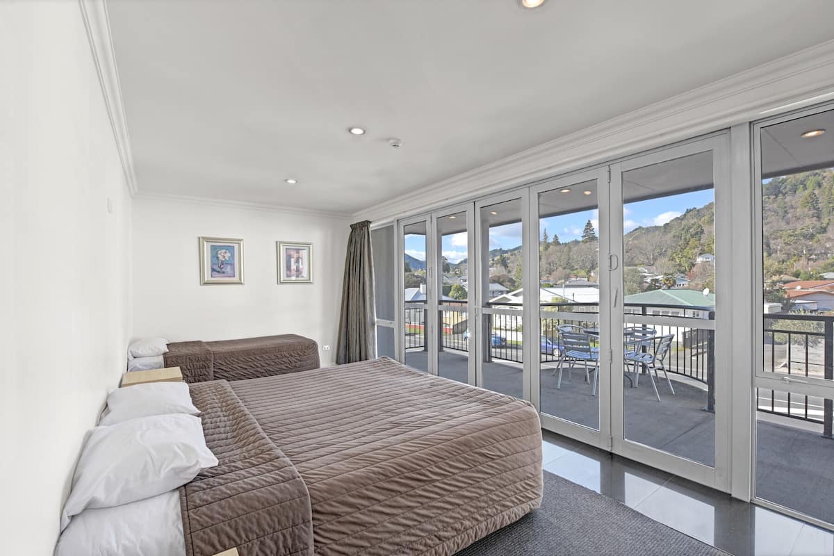 executive apartment, 4 bedrooms | 1 bedroom, desk, soundproofing, iron/ironing board