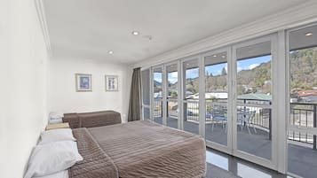 Executive Apartment, 4 Bedrooms | 1 bedroom, desk, soundproofing, iron/ironing board