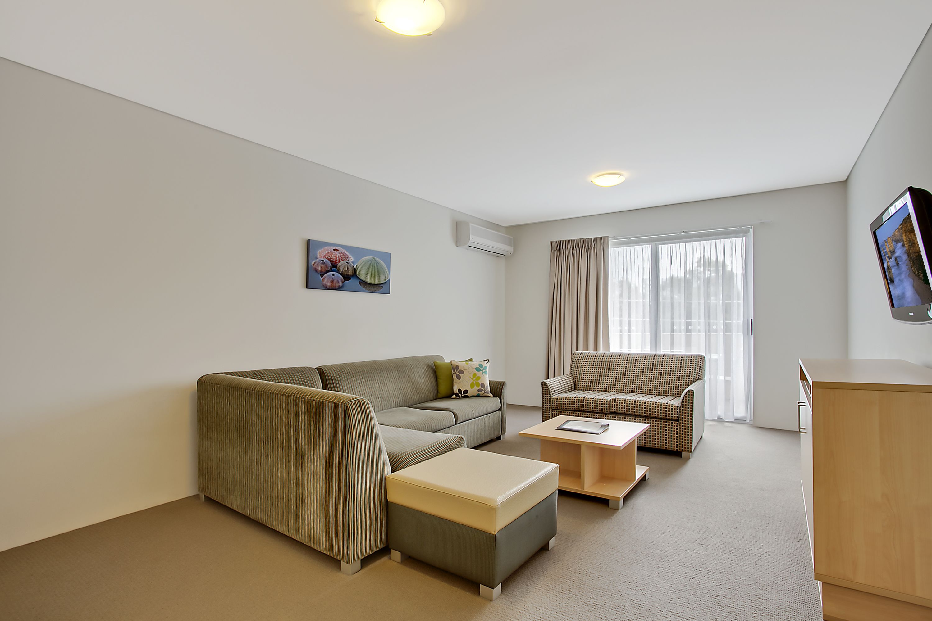 standard king room | living area | lcd tv