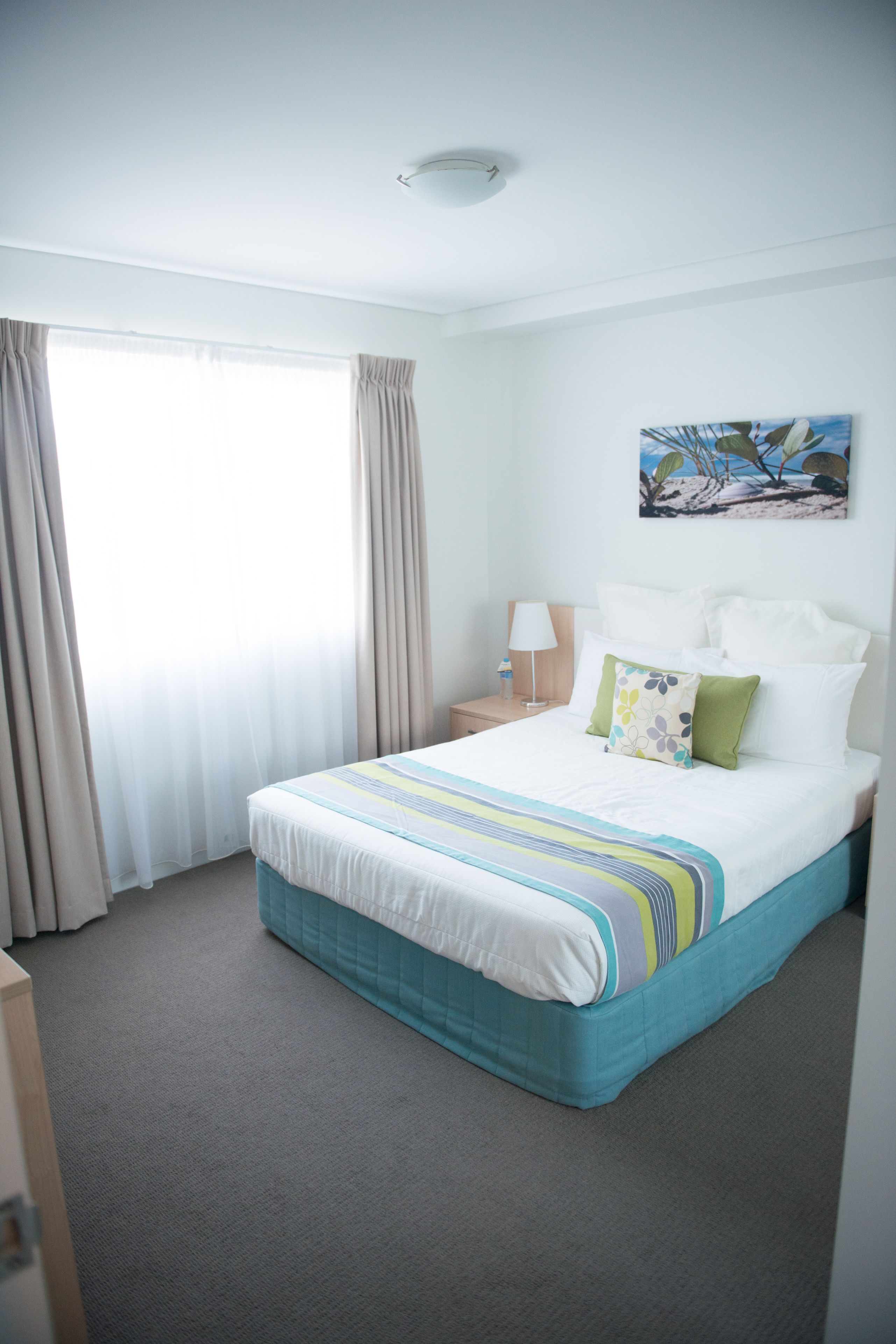 minibar, desk, iron/ironing board, cots/infant beds