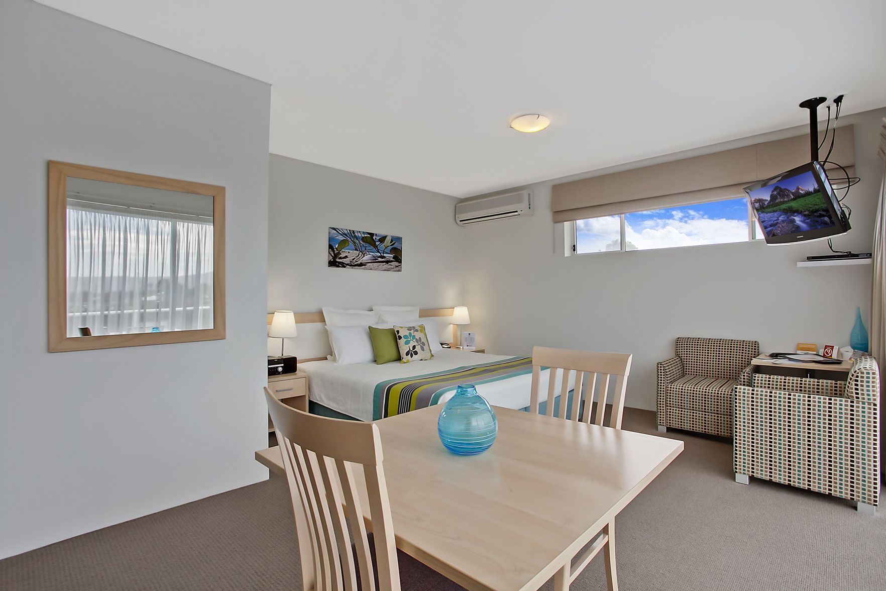 Minibar, desk, iron/ironing board, cots/infant beds