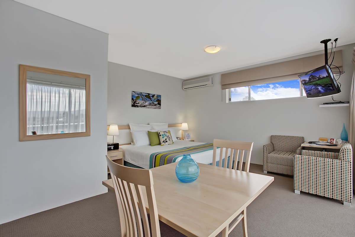 studio, 1 queen bed | in-room dining