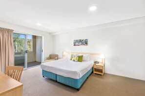 Habitació estàndard, 1 llit de matrimoni gran | Minibar, escriptori, planxa i posts de planxar i bressols 