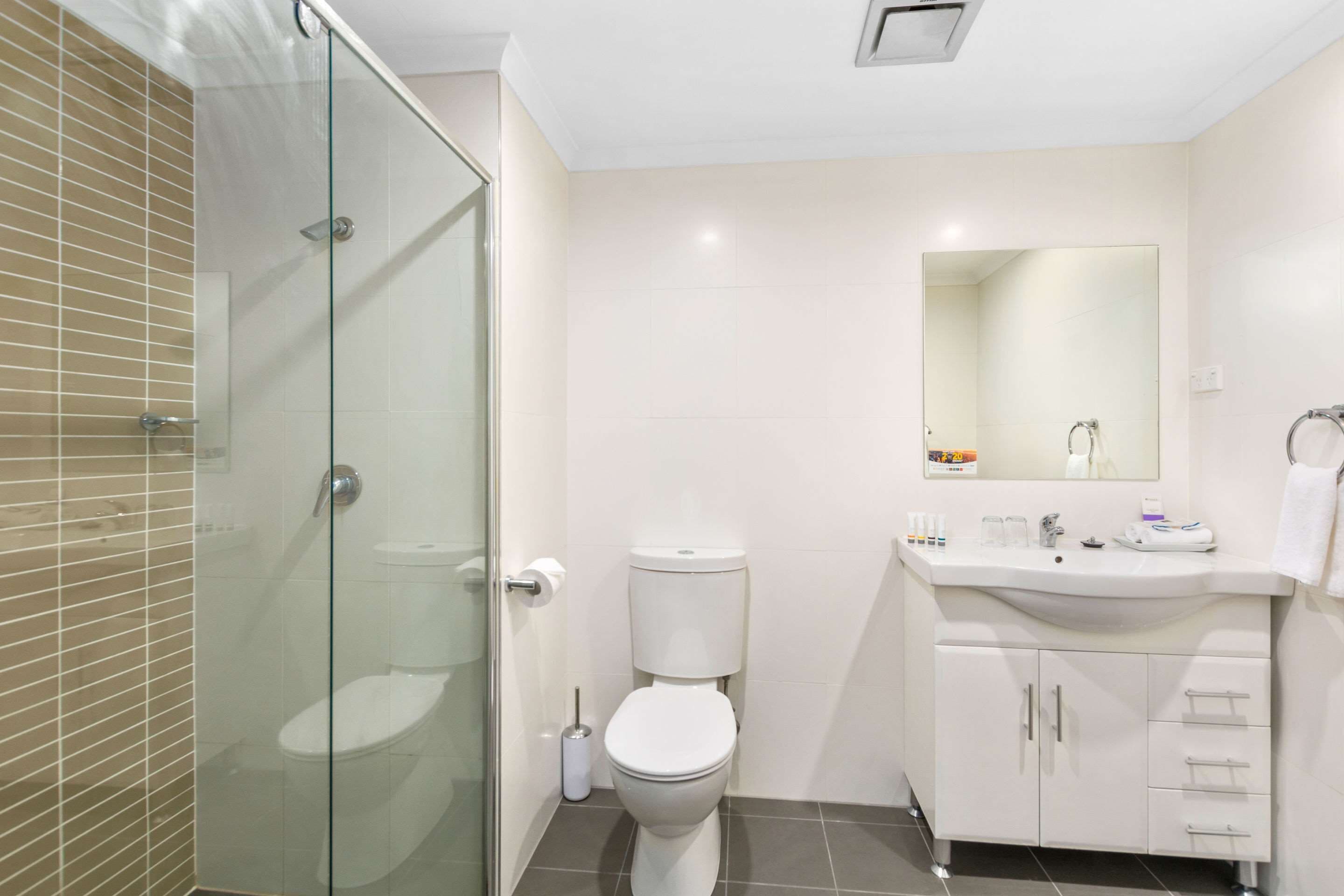 minibar, desk, iron/ironing board, cots/infant beds