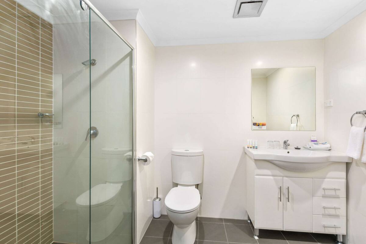 minibar, desk, iron/ironing board, cots/infant beds