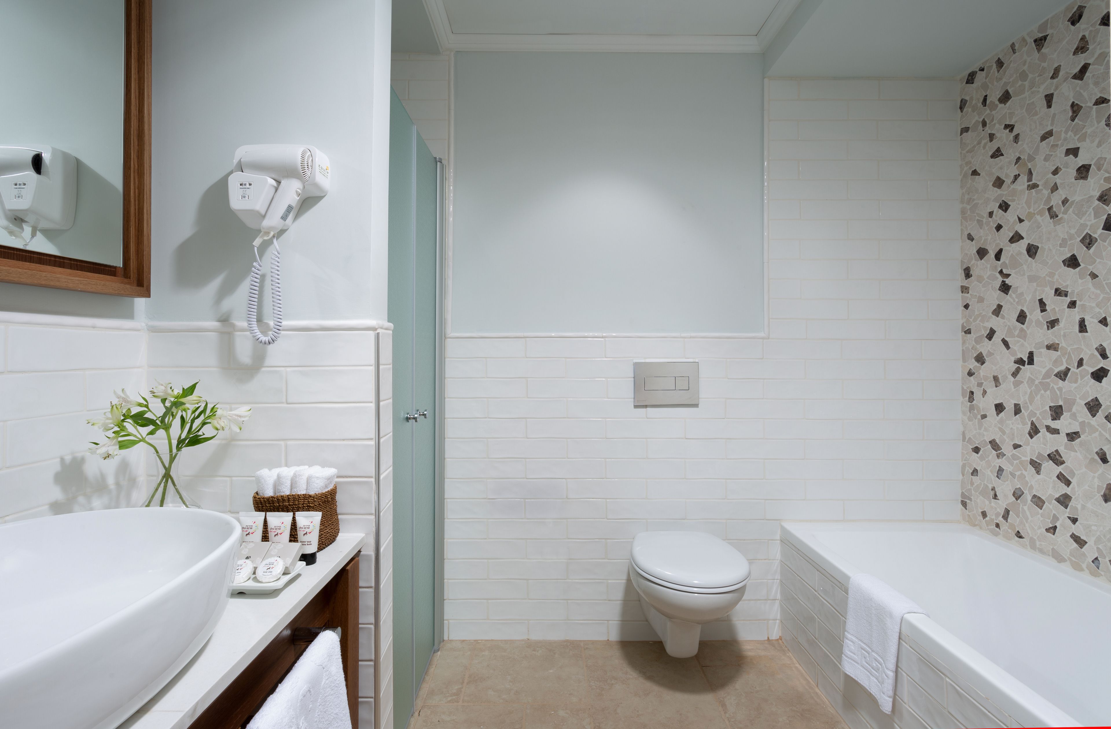 deluxe suite, balcony, mountain view | bathroom | free toiletries, hair dryer, bathrobes, slippers