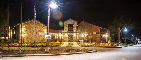 Bagian depan properti - sore/malam