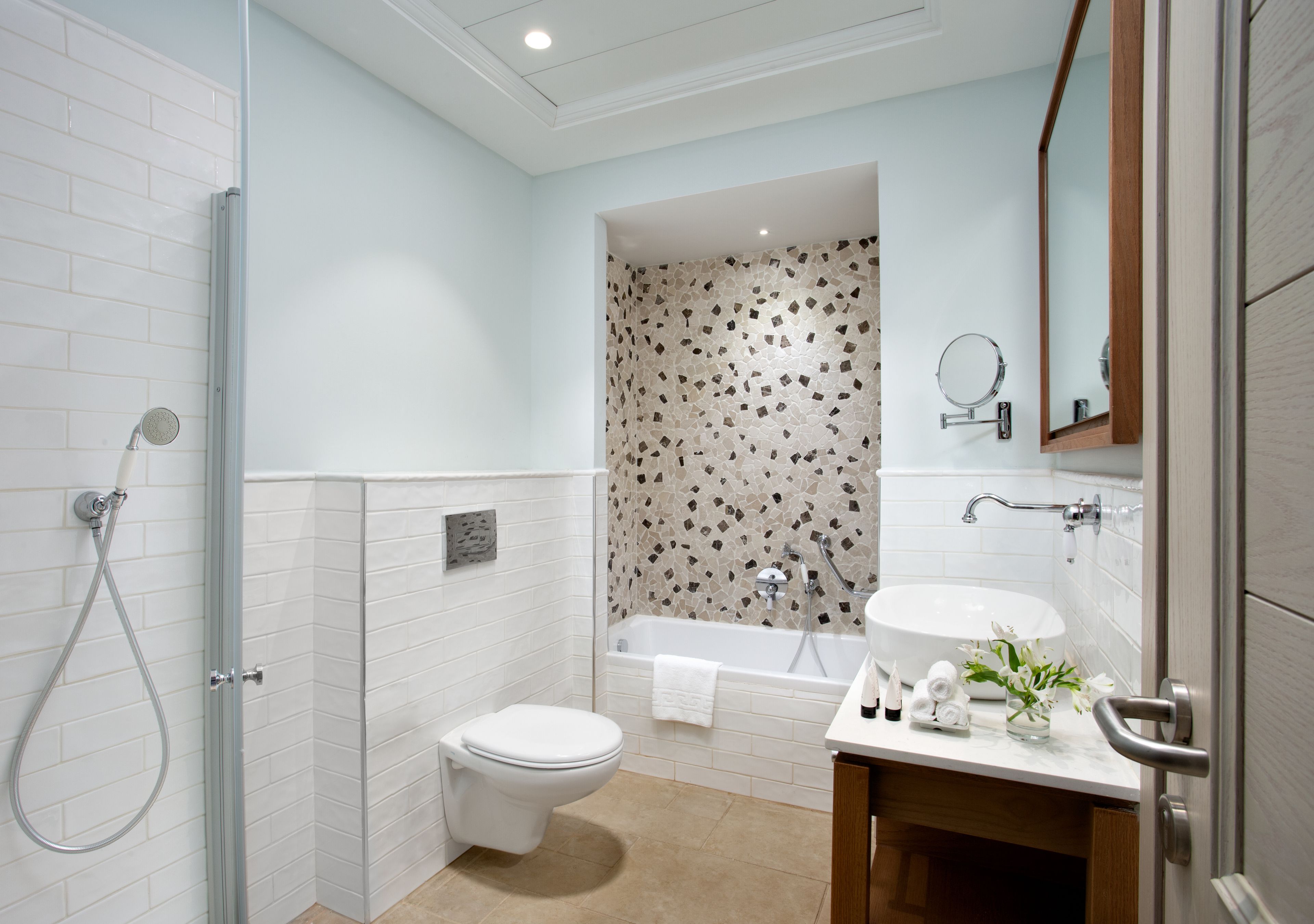 deluxe suite, garden view | bathroom | free toiletries, hair dryer, bathrobes, slippers