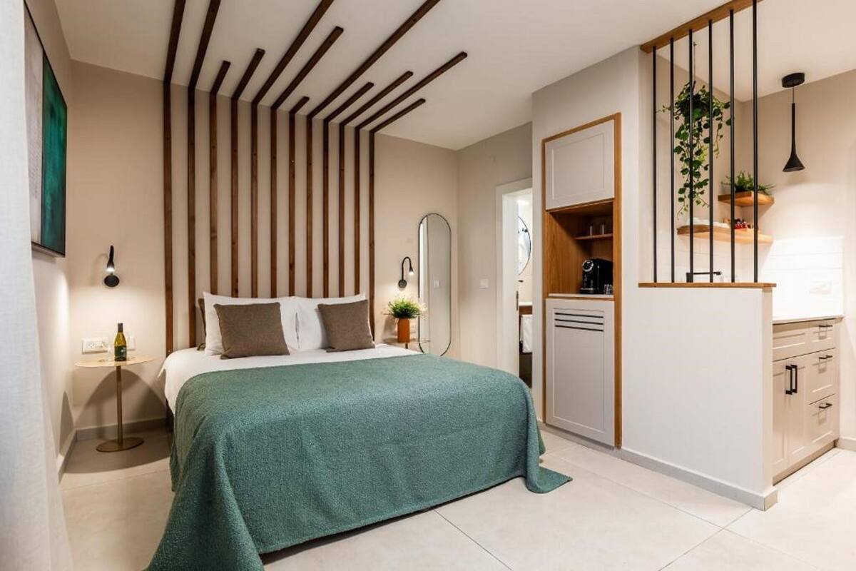 Ein modernes Schlafzimmer mit Bett, Nachttisch und Spiegel.