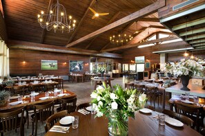 2 restaurantes; se sirven desayunos 