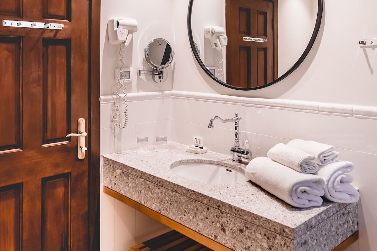 cabin, 1 bedroom, garden area | bathroom | free toiletries, hair dryer, bathrobes, slippers