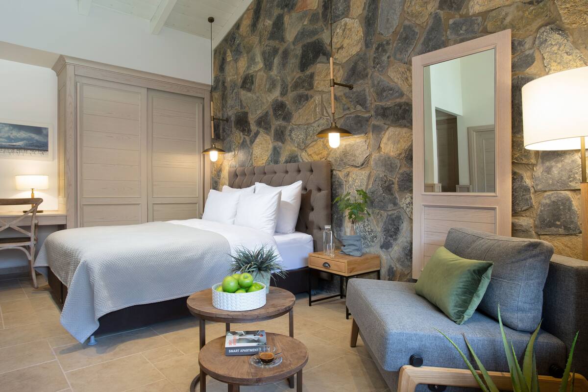 deluxe suite, balcony, mountain view | living area | tv