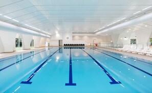 Piscina coperta, ombrelloni da piscina, lettini