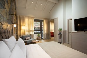 Suite – deluxe, balkong, fjellutsikt | Oppholdsområde | TV