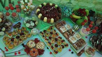 Een buffet met diverse desserts en hapjes.