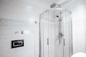Apartamento familiar, varias camas | Baño | Secador de pelo y toallas